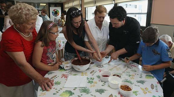 El pastelero Julián Arranz ayuda a los niños y a sus abuelas a elaborar los dulces. 