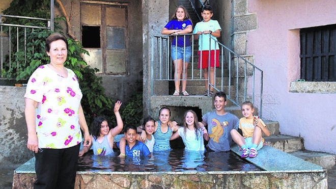 Roselí Ibáñez, alcaldesa de Madroñal (a la izquierda), con varios niños de Madroñal. 