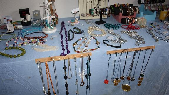 Objetos a la venta en una edición anterior del mercadillo. 