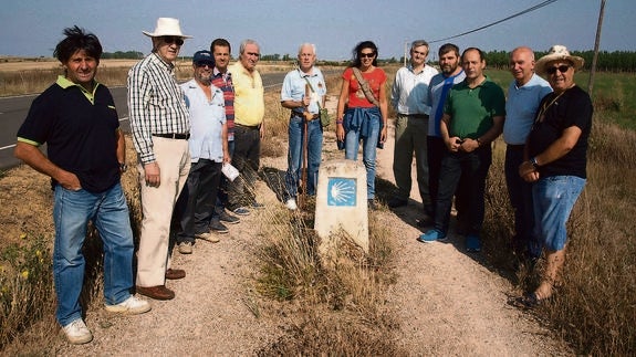 Luis Domingo González, en el centro, con los alcaldes y jefes de servicio de la Junta, en el Camino.