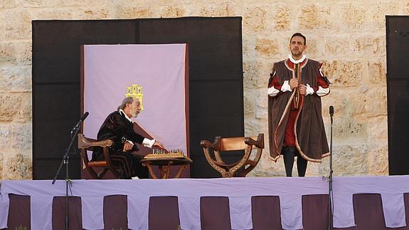 Actores de Zarabanda, en la representación junto al castillo. 