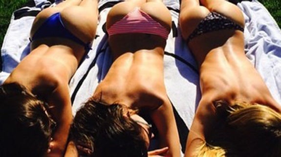Alessandra Ambrosio con sus dos amigas en topless
