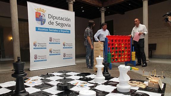 El presidente de la Diputación, José Luis Vázquez (centro), cos los juegos infantiles.