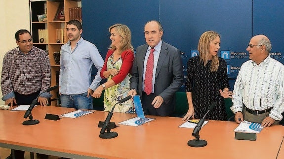 Representantes de los ayuntamiento de Baltanás y Carrión de los Condes, de las escuelas de música y de la Diputación, este miércoles, antes de la firma de los convenios con las dos entidades culturales. 