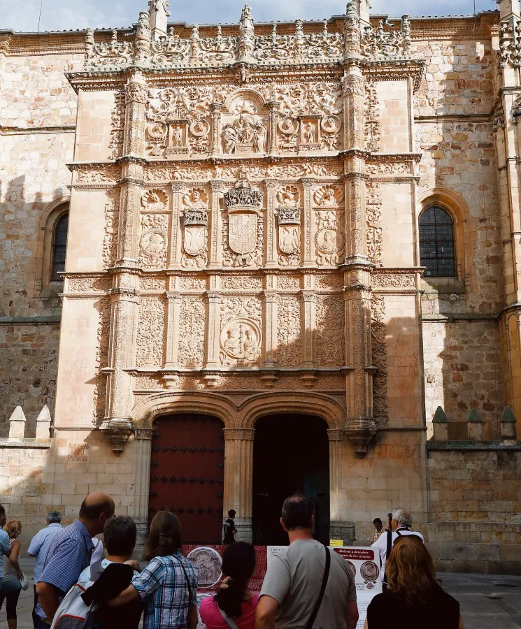 Un grupo de turistas observa la fachada de la Universidad, en una imagen característica que se repite a diario.