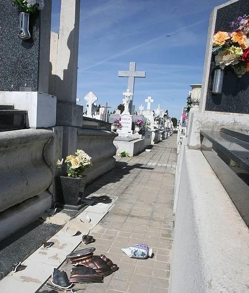 Macetas rotas en el cemnterio del Carmen, en 2010.