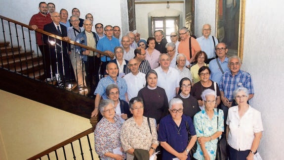 Los misioneros palentinos asistentes al encuentro posan este jueves con el obispo, Esteban Escudero, en la reunión mantenida en el Palacio Episcopal. 