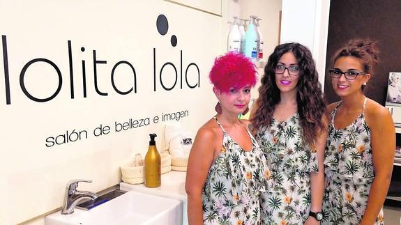 María, en el centro, junto a Belén y Jennifer, en su centro de peluquería y estética. 
