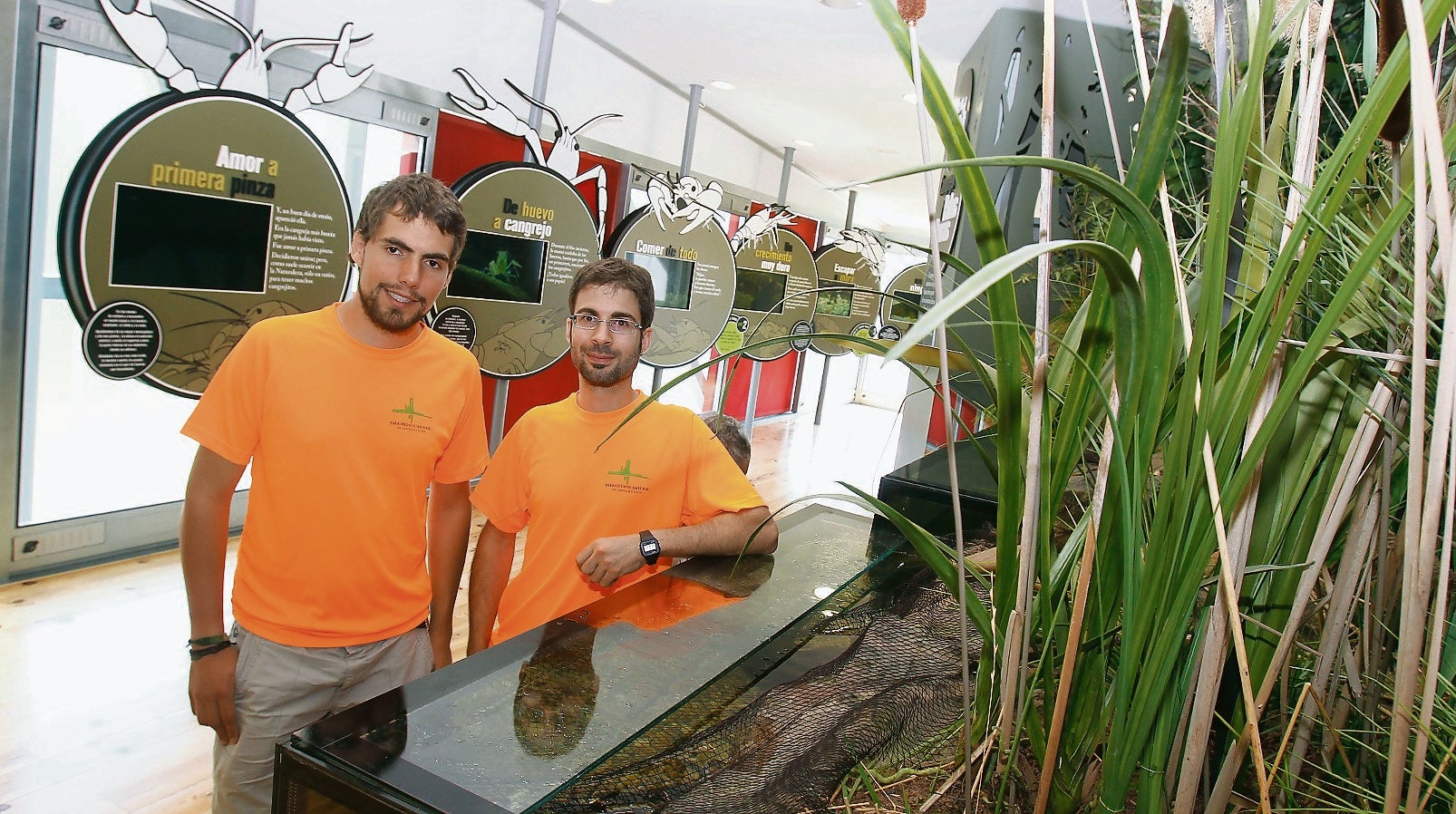 Morato y David Tutor, educadores ambientales de la Casa del Cangrejo de Río, en Herrera de Pisuerga.l