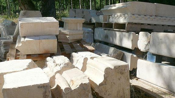 Diversas piezas del cluastro del Castillo del Cid esparcidas por la sede de la empresa leonesa