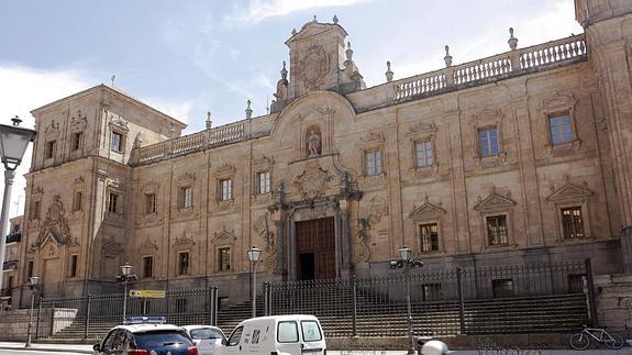 Fachada de la Casa de la Iglesia de Salamanca. 