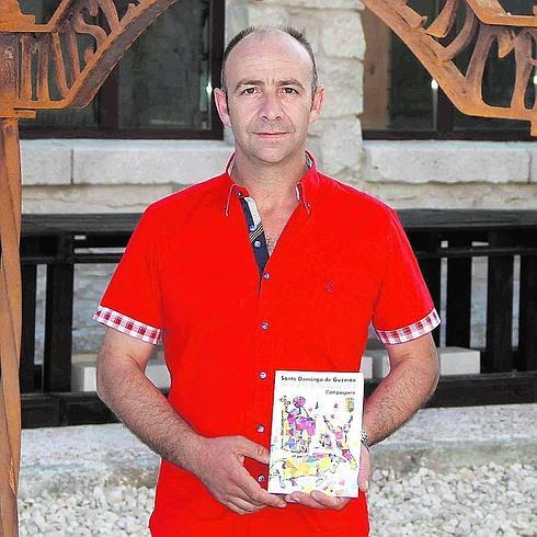 Julio César García Hernando posa junto al programa de fiestas