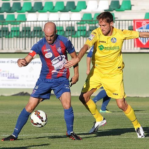 Ricardo cubre un balón frente a un jugador del Getafe. 