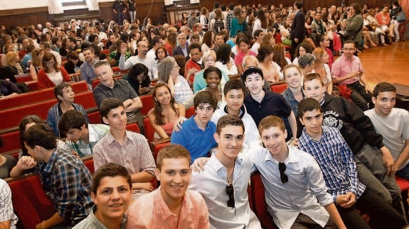 El presidente de la Diputación, José María Hernández, habla con alumnos del instituto Tierra de Campos, de Paredes de Nava 