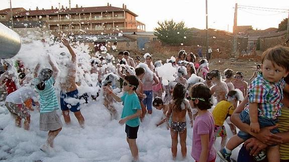 Los pequeños disfrutando de la fiesta de la espuma.