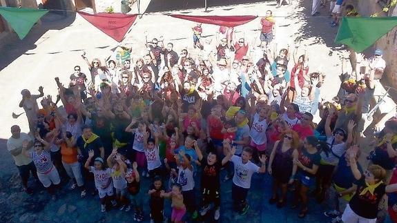 Todos se concentraron en la plaza para iniciar las fiestas con gran diversión.