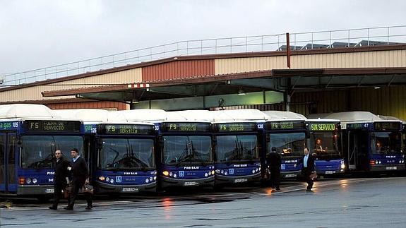 Autobuses de Auvasa en las cocheras del polígono de Argales. R. OTAZO