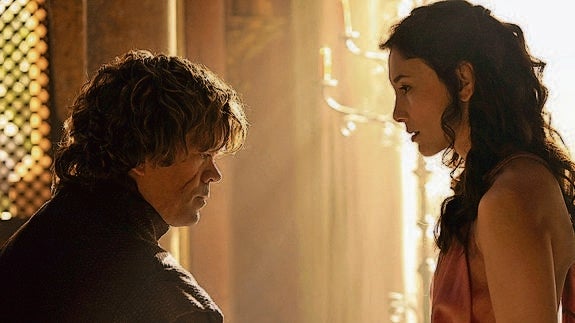Peter Dinklage (i) y Sibel Kekilli (d) en una escena de la serie ‘Juego de tronos’. 