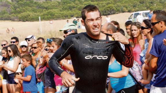 El triatleta Javier García, vencedor ayer en la prueba de Astudillo, sale del agua en busca de su bicicleta. 