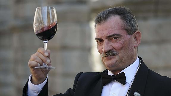 Pablo Martín observa el color del vino a través de una copa.
