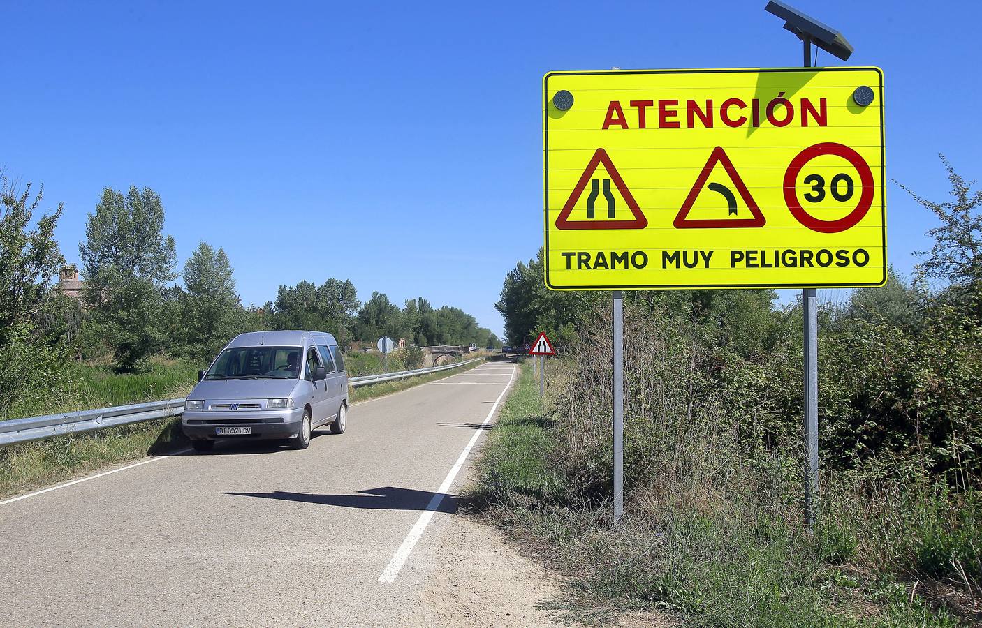 Señalización colocada un año después del accidente en el tramo en el que fallecieron seis personas cuando el vehículo en el que viajaban cayó al Canal de Castilla