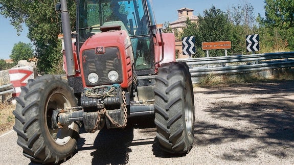 Un tractor circula por el puente de Naveros un año después del trágico accidente. 