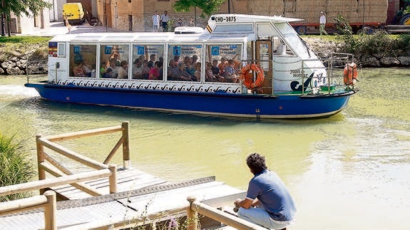  El barco Juan de Homar cruza la localidad de Becerril de Campos. A. QUINTERO