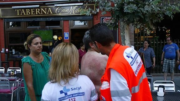 El dueño de la Taberna Casa Marcela est atendido por el equipo sanitario desplazado hasta el lugar. 