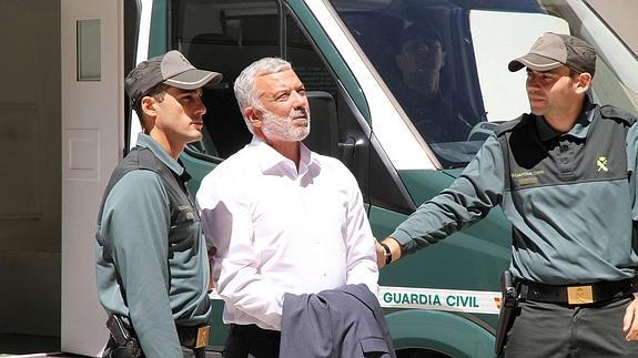 El actor Adolfo Fernández, quien interpreta a Óscar Bornay, en un momento del rodaje de la serie 'B&B' en la cárcel de Segovia, este martes.