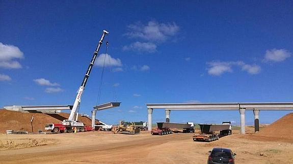 Trabajos en uno de los viaductos por donde discurrirá el nuevo tramo de la A-66 entre Zamora y Benavente 