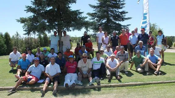 Los jugadores que disputaron la última jornada posan junto a las instalaciones del Club de Golf.