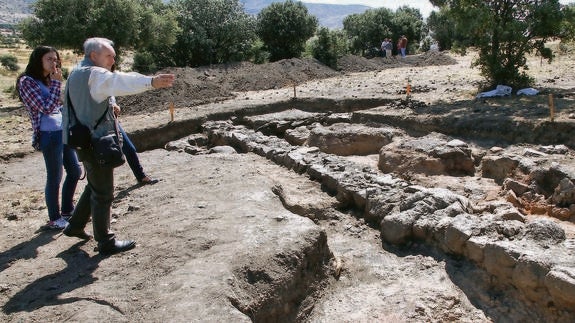 El codirector de la excavación Mariano Ayarzagüena muestra la batería de hornos hallada en el yacimiento de Los Almadenes. 