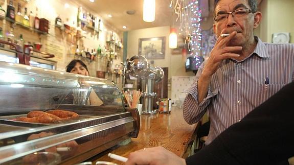 Unos clientes fuman en un bar antes de la prohibición. 