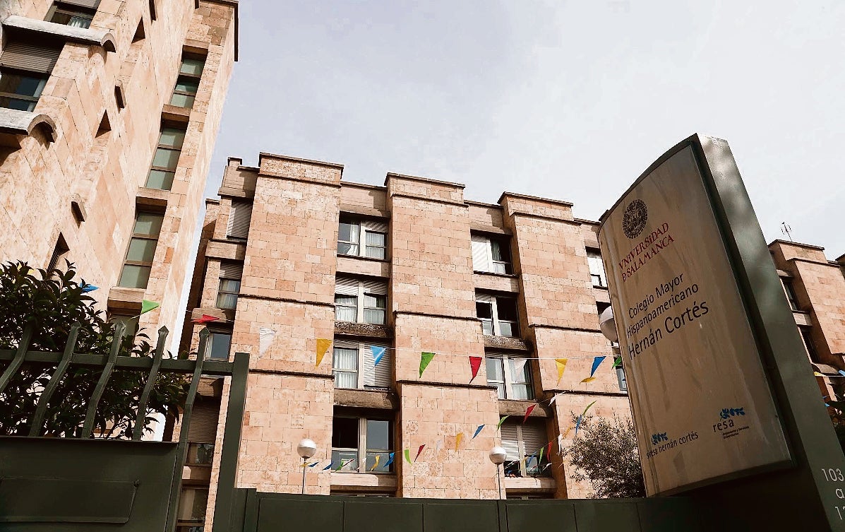 Imagen exterior de la residencia universitaria Hernán Cortés, donde fue detenido el policía. S. Casado