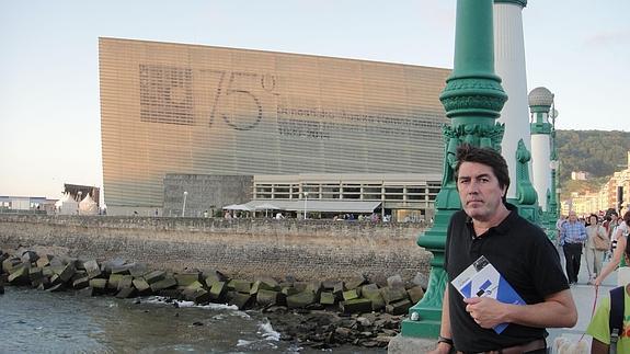 El pintor López Saura, en San Sebastián, con el Kursaal al fondo. El Norte