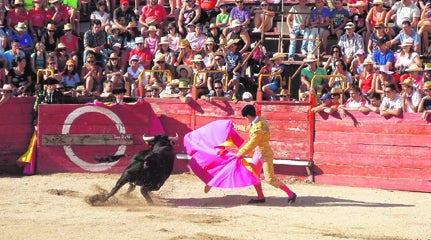 Los peñistas pusieron la nota de color a la corrida de toros.