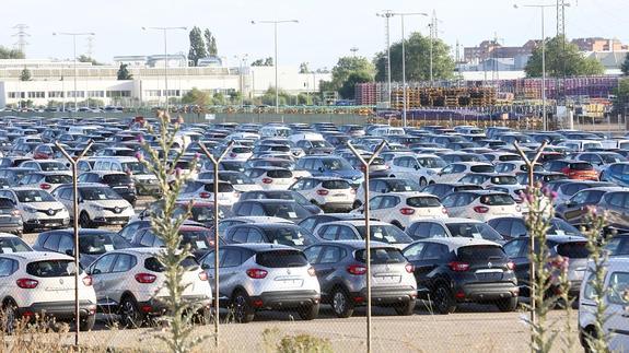 Playa de coches de Renault lleno de Capturs, la mayoría de ellos listos para la exportación.