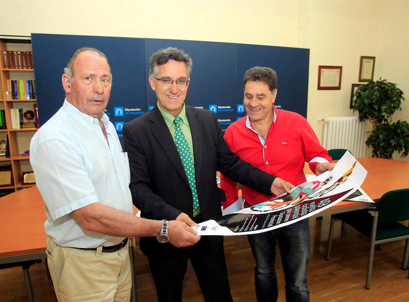 Santiago Amor, Gonzalo Pérez y José Antonio Becerril, con el cartel de la ronda.