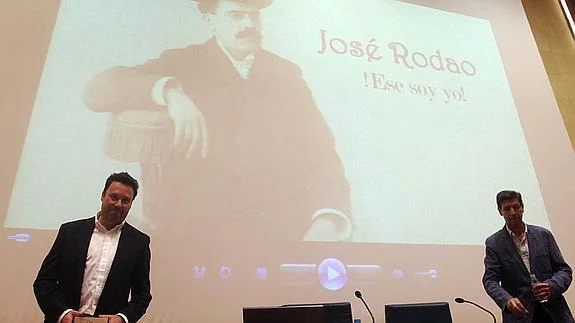 Carlos Álvaro, el día que presentó el libro en Segovia, delante de una fotografía del poeta José Rodao. A. de Torre
