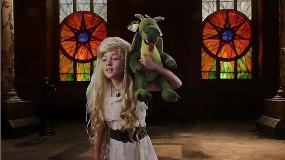 Niña imitando a Daenerys Targaryen.