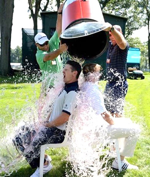 Corey Griffin, durante el reto del baño de agua helada. Getty