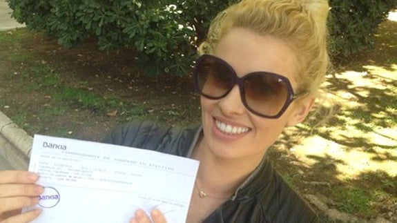 Adriana Abenia, con el resguardo bancario de su donación. 