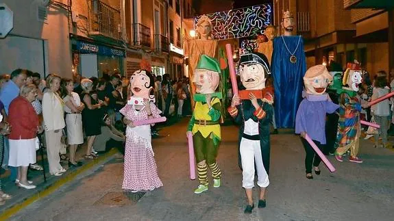 Los gigantes y cabezudos de Lord Gregory se alzaron con el primer premio del concurso de disfraces.