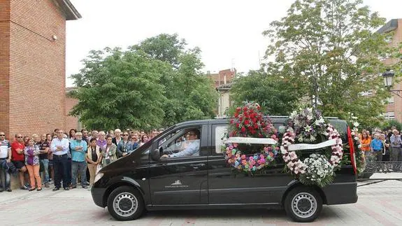 El furgón con los restos mortales de Manuel García Iglesias llega a la parroquia de Santa Rosa de Lima para el funeral en Venta de Baños.