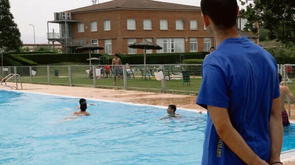 Uno de los socorristas de la piscina de La Albuera vigila a los bañitas. 