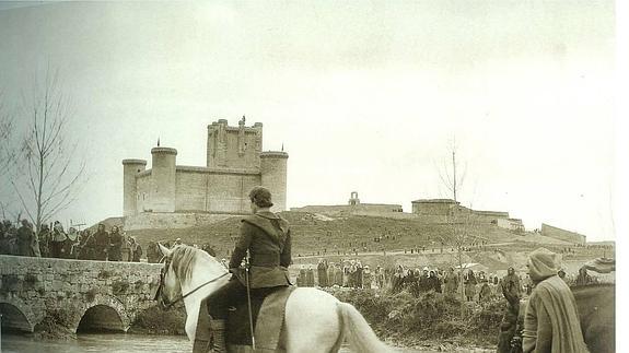 Charlton Heston cabalga cerca de Torrelobatón durante el rodaje de ‘El Cid’ (1961) en el mayor plató creado en Valladolid. Los extras son casi todos vecinos de la zona. 