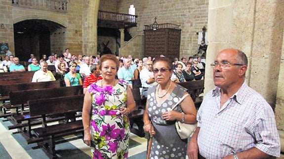 Isabel Benito, Aurora Barbero y Luis Lázaro en el interior de la iglesia de Cantalpino. 