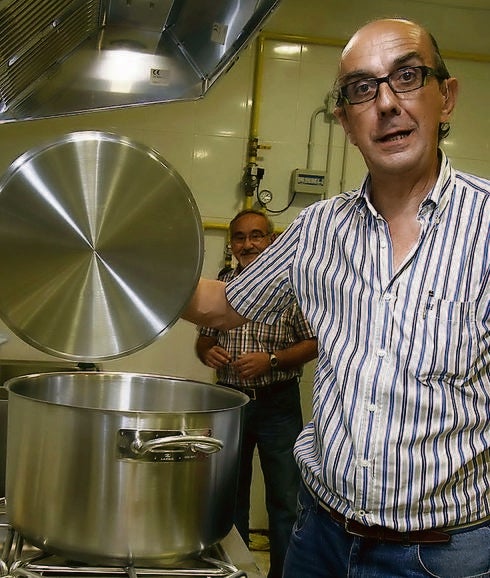 Pepe Calderón muestra una de las ollas del comedor social.