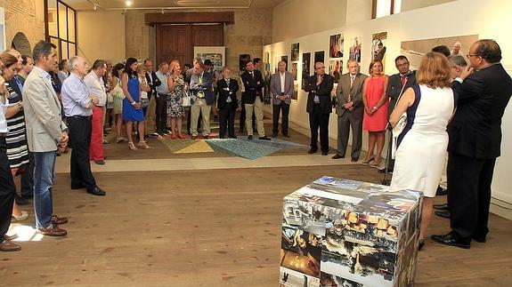 La consejera Milagros Marcos, en el centro, en la inauguración ayer de la exposición de fotos de la agencia Ical. 