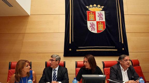 La presidenta de las Cortes, junto a los dos vicepresidentes y la secretaria primera, en la reunión de la Diputación Permanente de las Cortes.